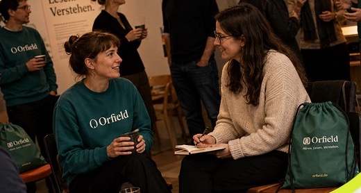 Menschen im Gespräch bei einem Orfield Community-Abend